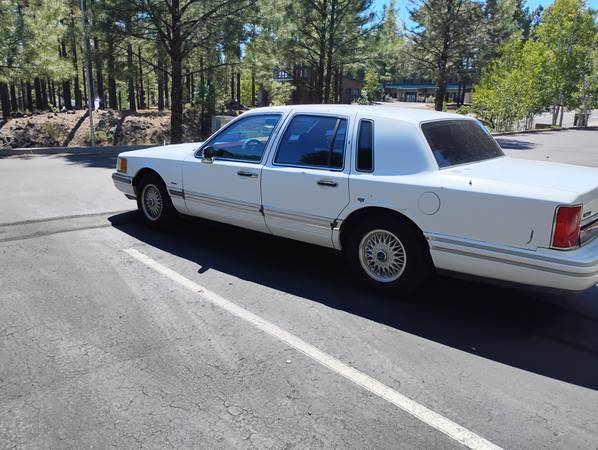 Lincoln-town-car-1990-white-1