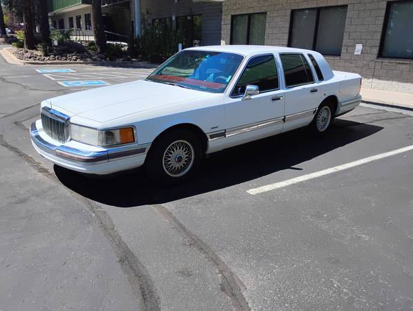 Lincoln-town-car-1990-white-6