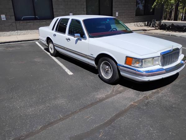 Lincoln-town-car-1990-white-7