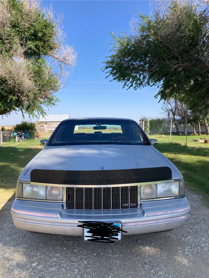 Lincoln-town-car-1991-grey-1