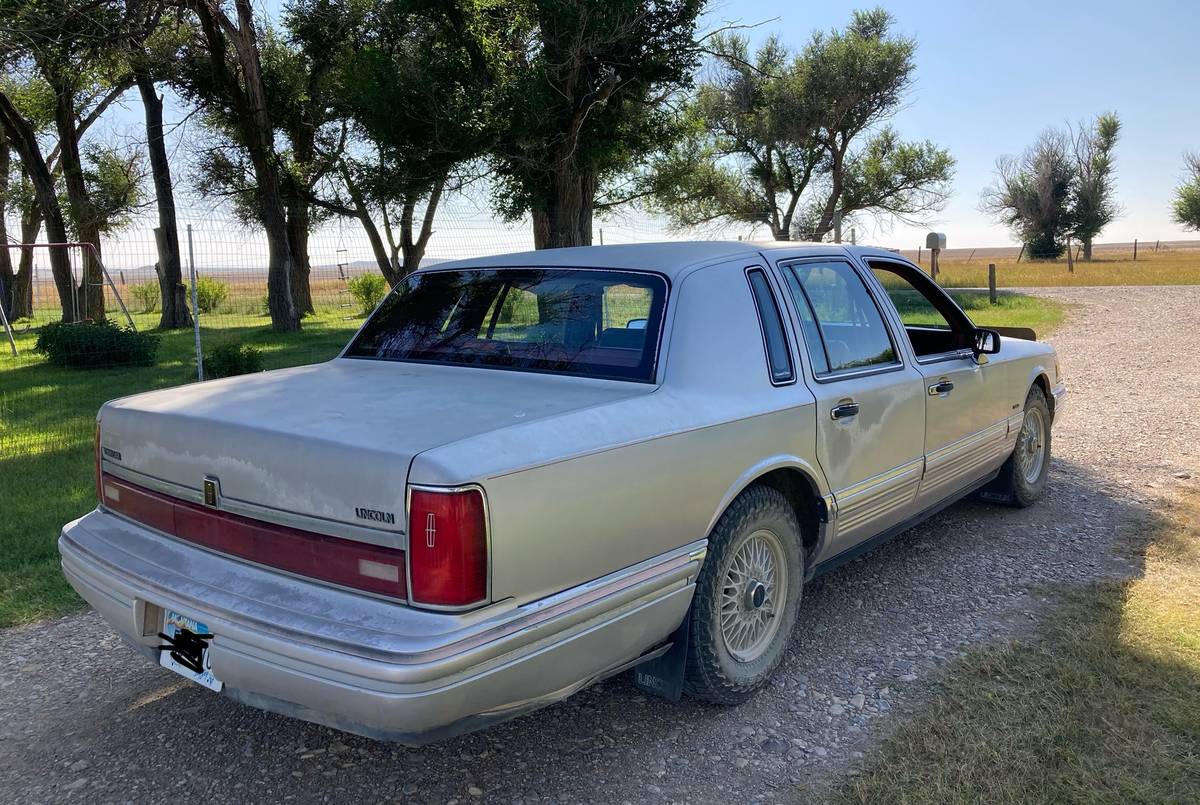 Lincoln-town-car-1991-grey-18