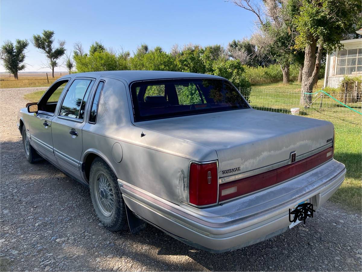 Lincoln-town-car-1991-grey-19