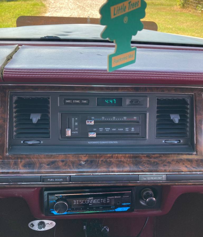 Lincoln-town-car-1991-grey-23