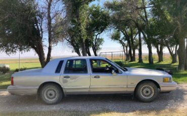 Lincoln-town-car-1991-grey