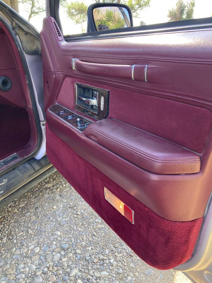 Lincoln-town-car-1991-grey-6