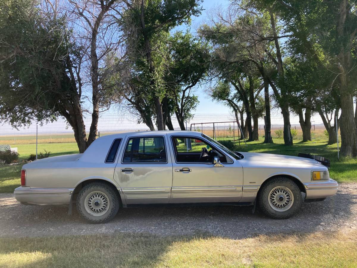 Lincoln-town-car-1991-grey