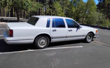 Lincoln-town-car-1991-white-2