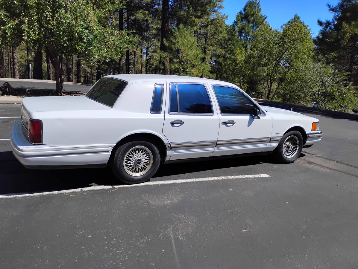 Lincoln-town-car-1991-white-2