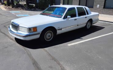 Lincoln-town-car-1991-white