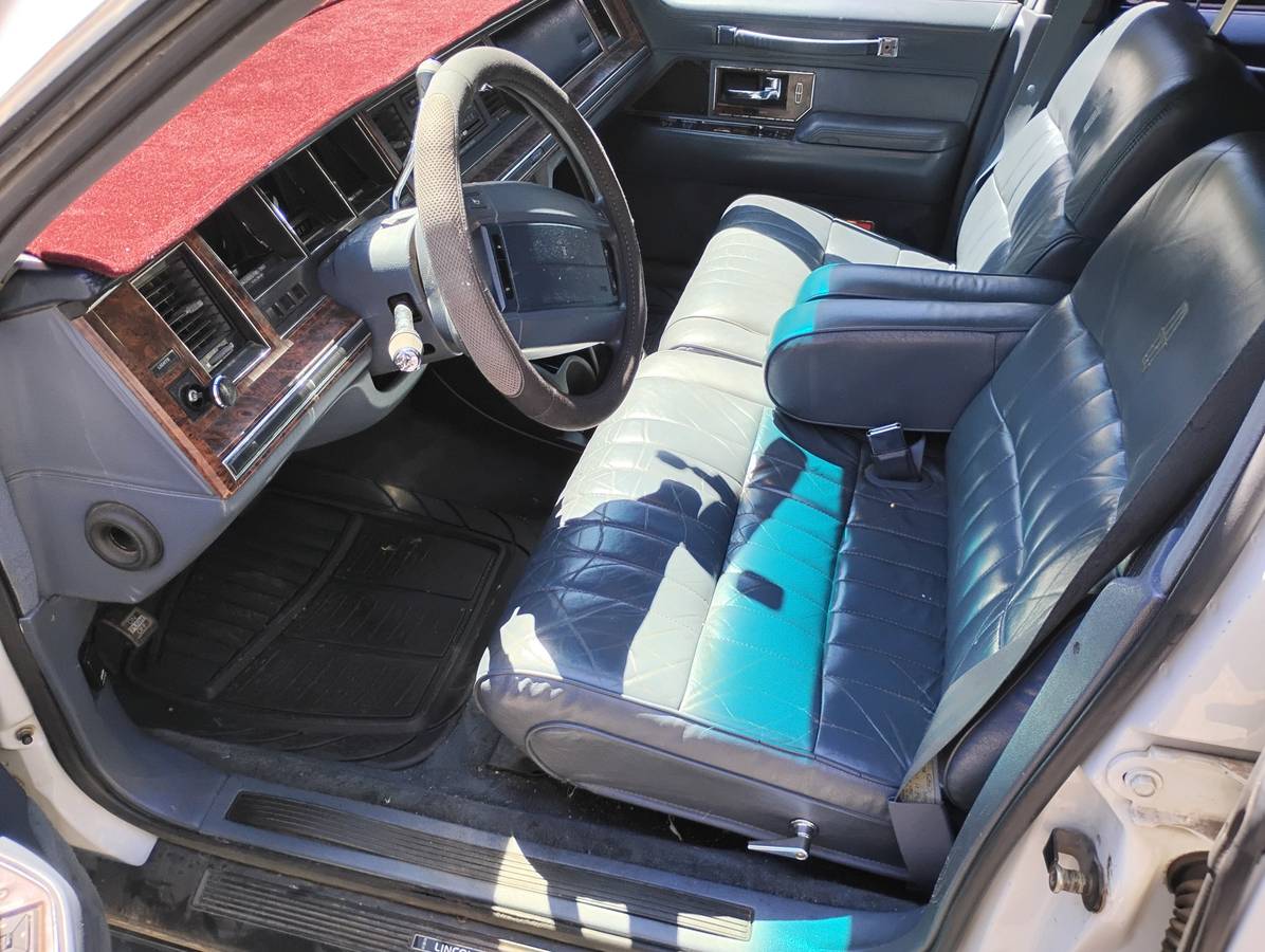 Lincoln-town-car-1991-white-5
