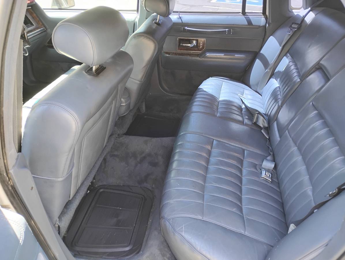 Lincoln-town-car-1991-white-6