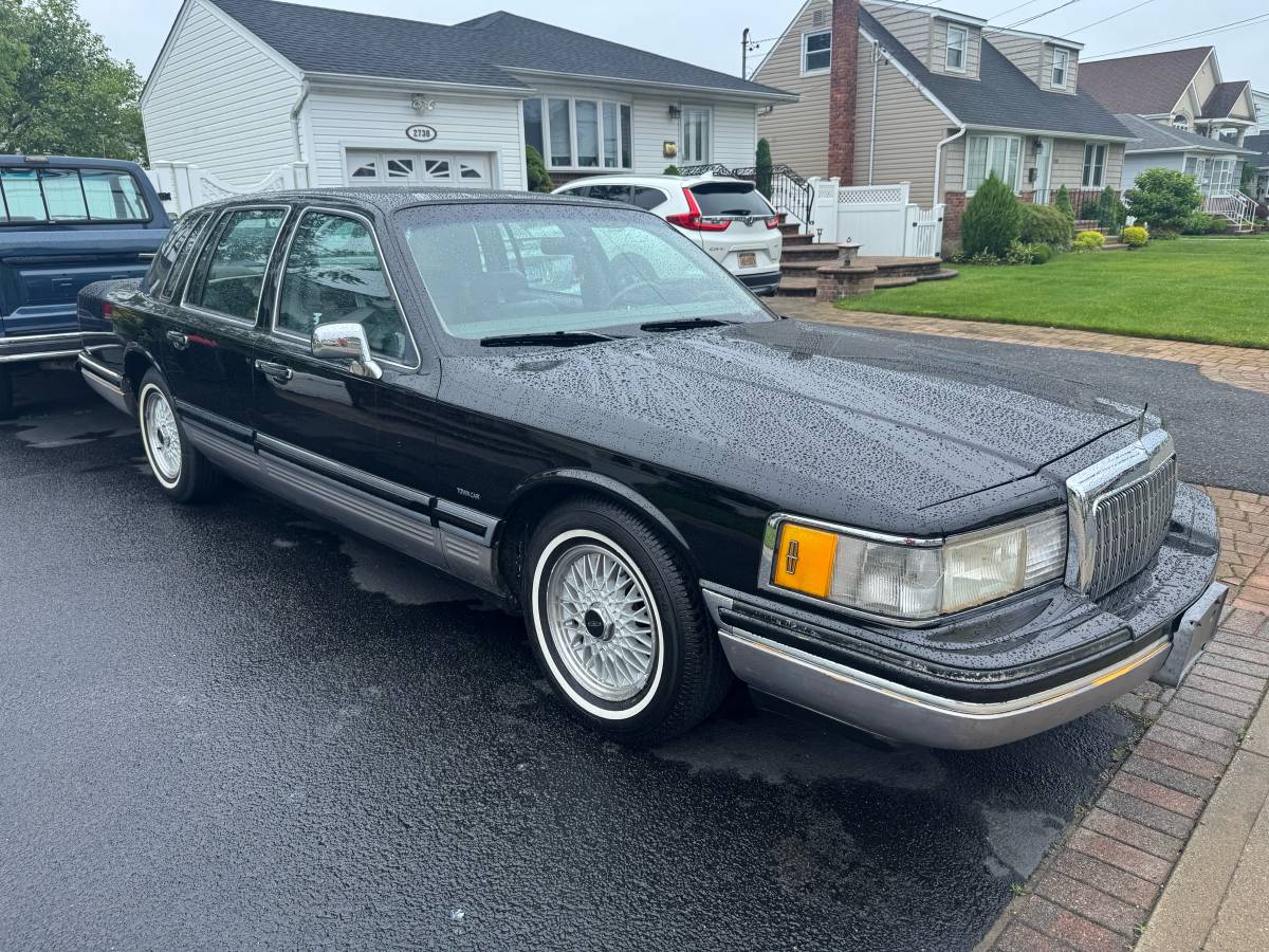 Lincoln-town-car-1993-black-1