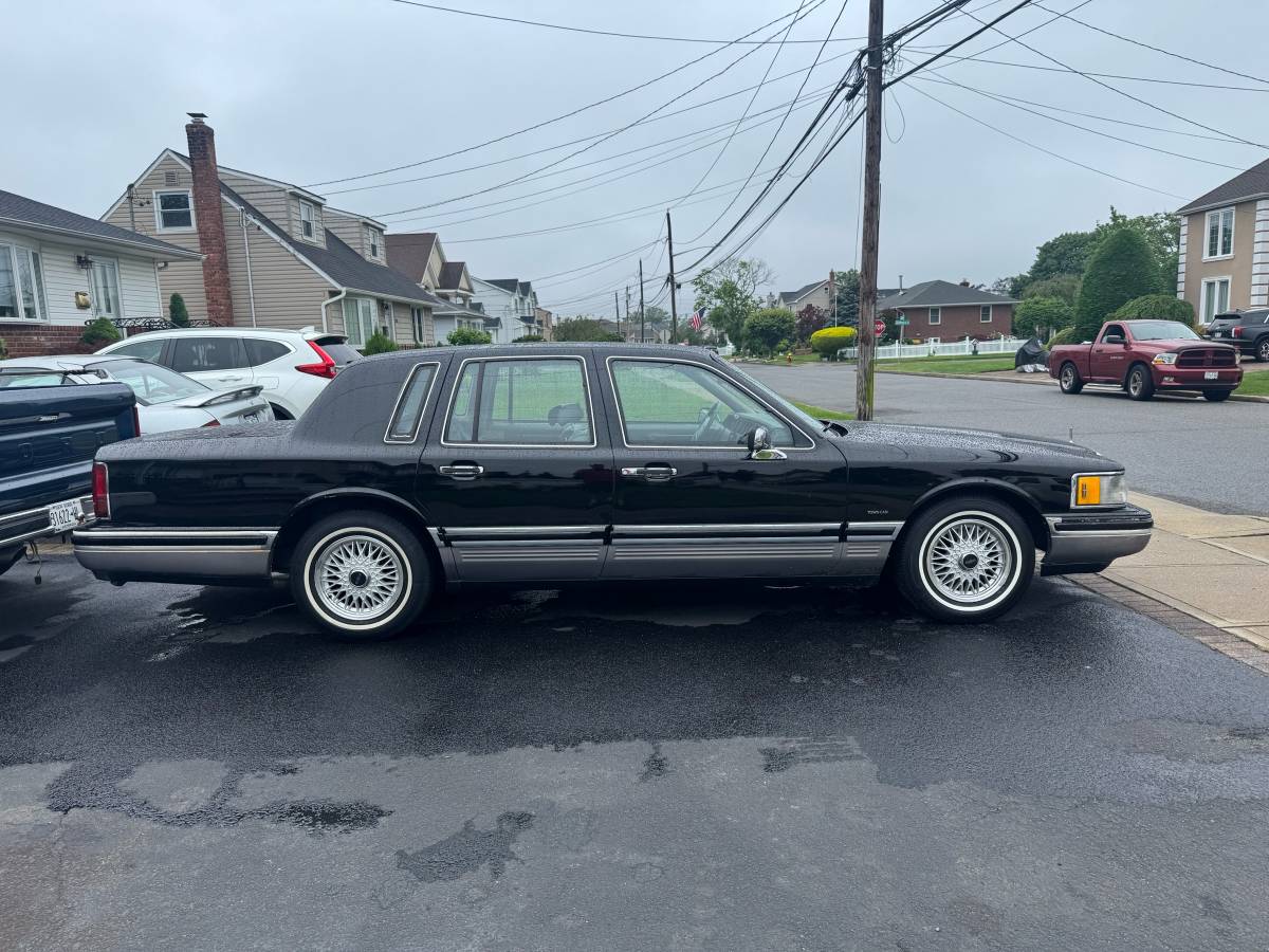 Lincoln-town-car-1993-black-2