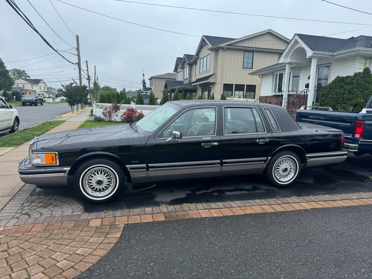 Lincoln-town-car-1993-black-3