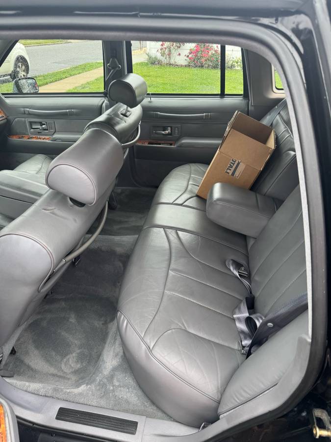 Lincoln-town-car-1993-black-5