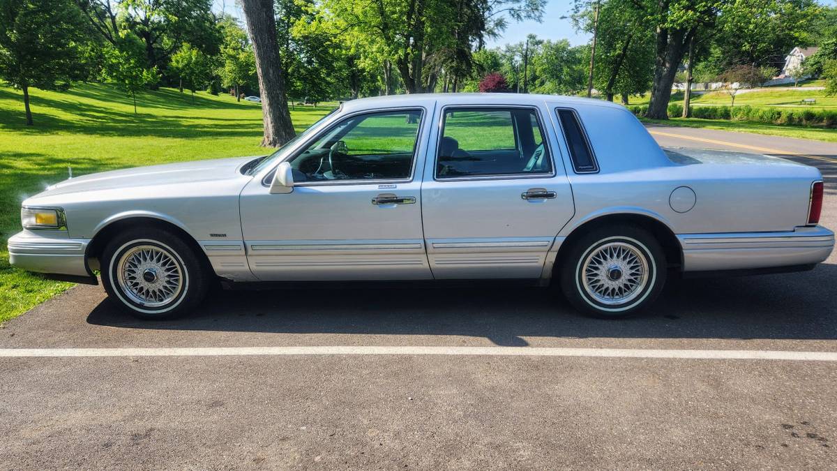 Lincoln-town-car-1995-silver-1
