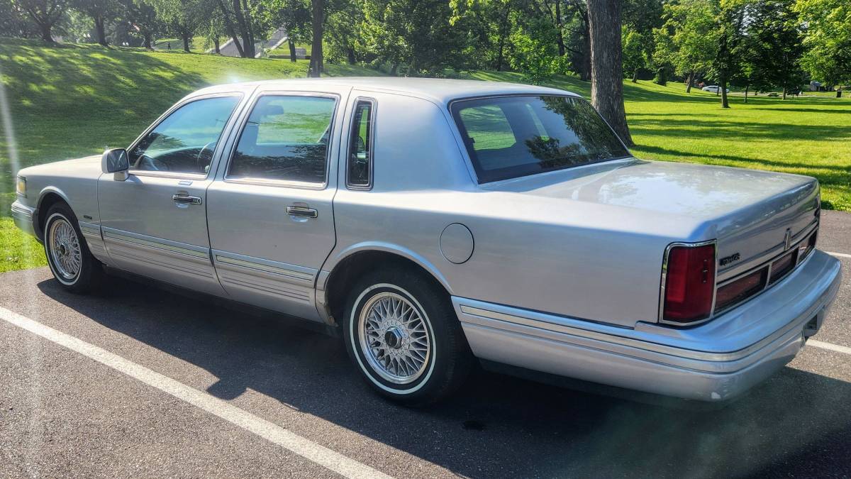 Lincoln-town-car-1995-silver-2