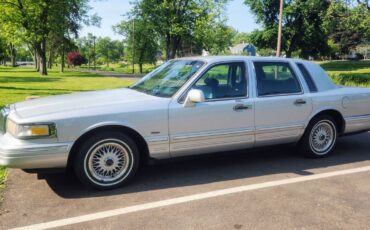 Lincoln-town-car-1995-silver
