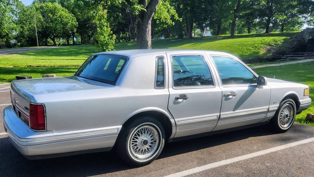 Lincoln-town-car-1995-silver-4