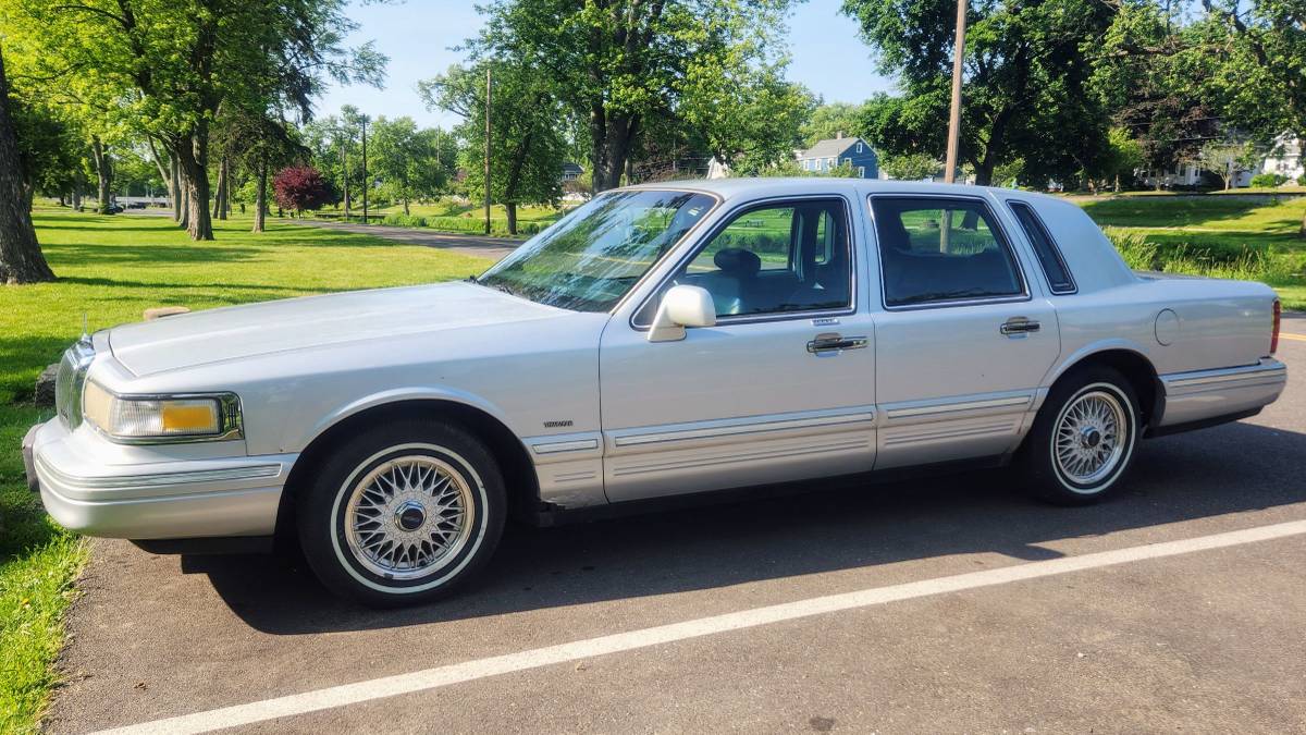 Lincoln-town-car-1995-silver