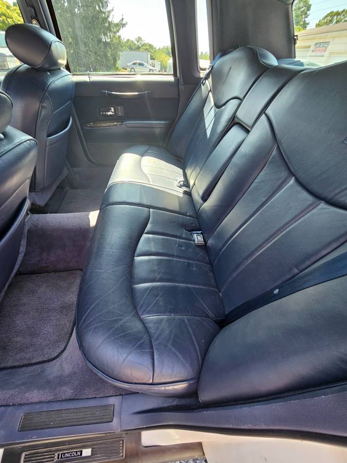 Lincoln-town-car-executive-1995-white-1