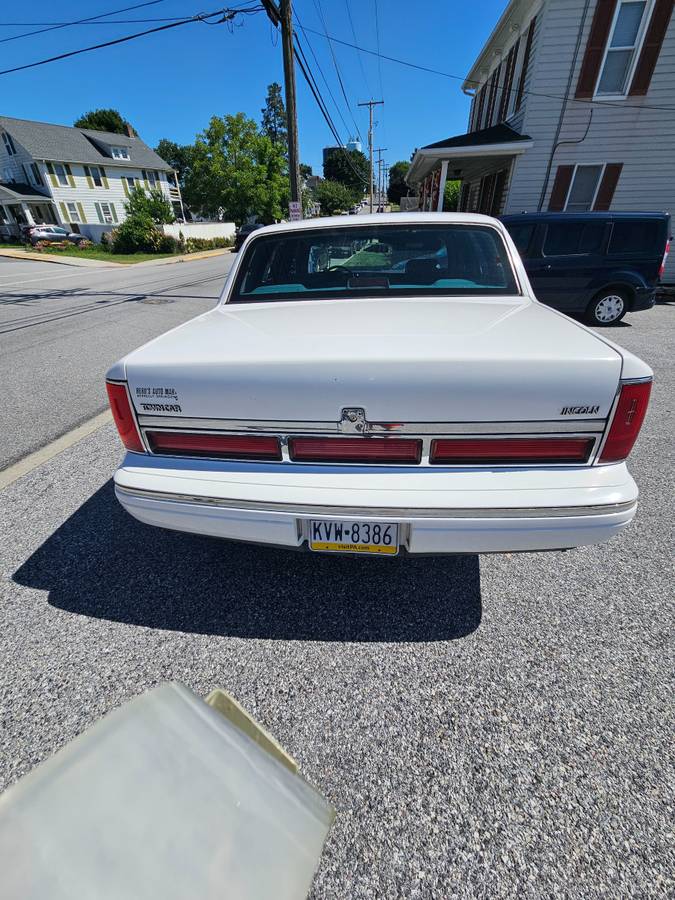 Lincoln-town-car-executive-1995-white-4