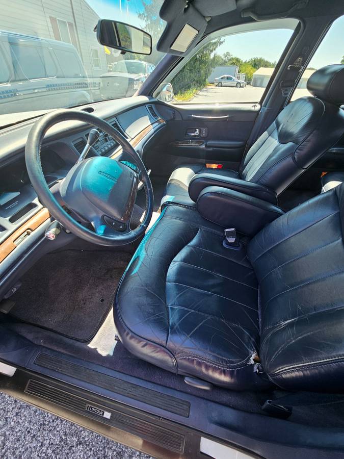 Lincoln-town-car-executive-1995-white-6