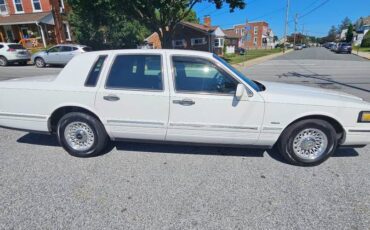 Lincoln-town-car-executive-1995-white-7