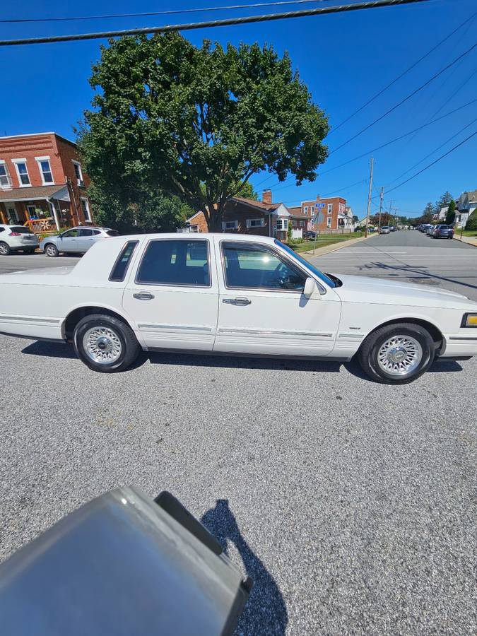 Lincoln-town-car-executive-1995-white-7