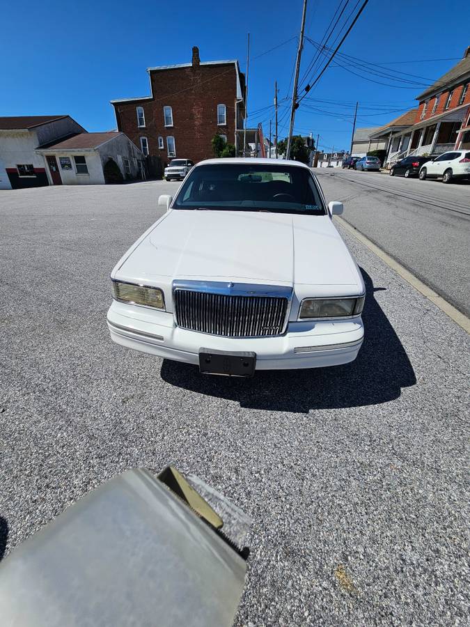 Lincoln-town-car-executive-1995-white