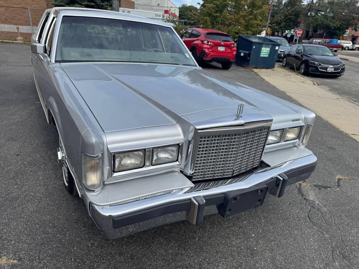 Lincoln-town-car-signature-1986-silver-10