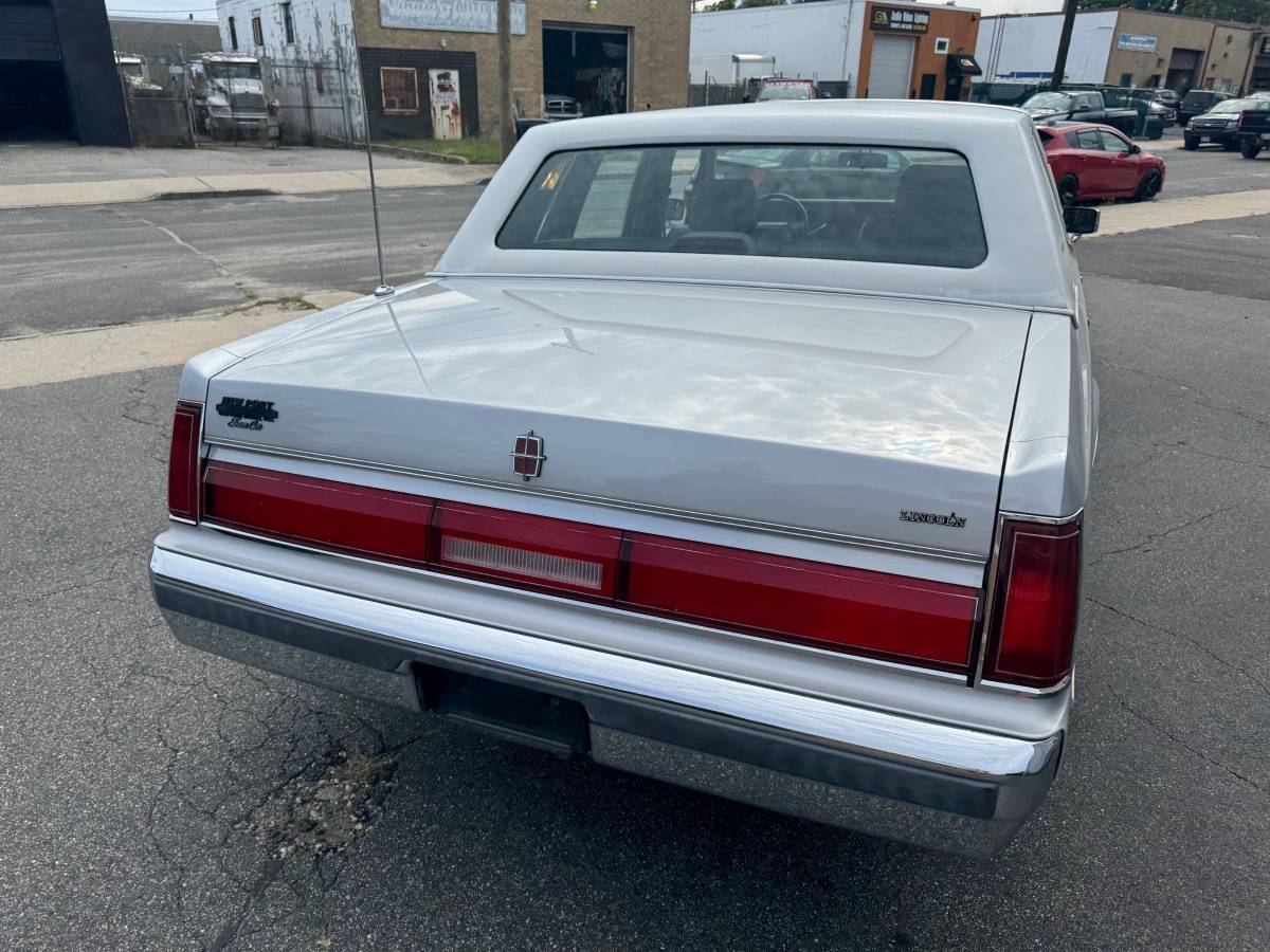 Lincoln-town-car-signature-1986-silver-11