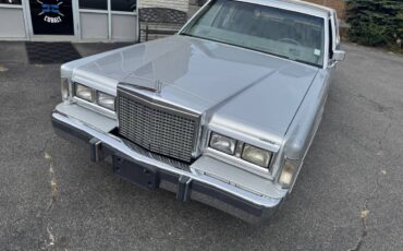 Lincoln-town-car-signature-1986-silver-12