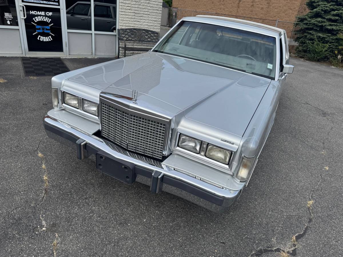Lincoln-town-car-signature-1986-silver-12