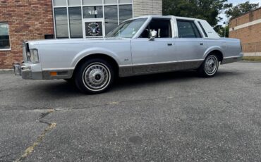 Lincoln-town-car-signature-1986-silver-13