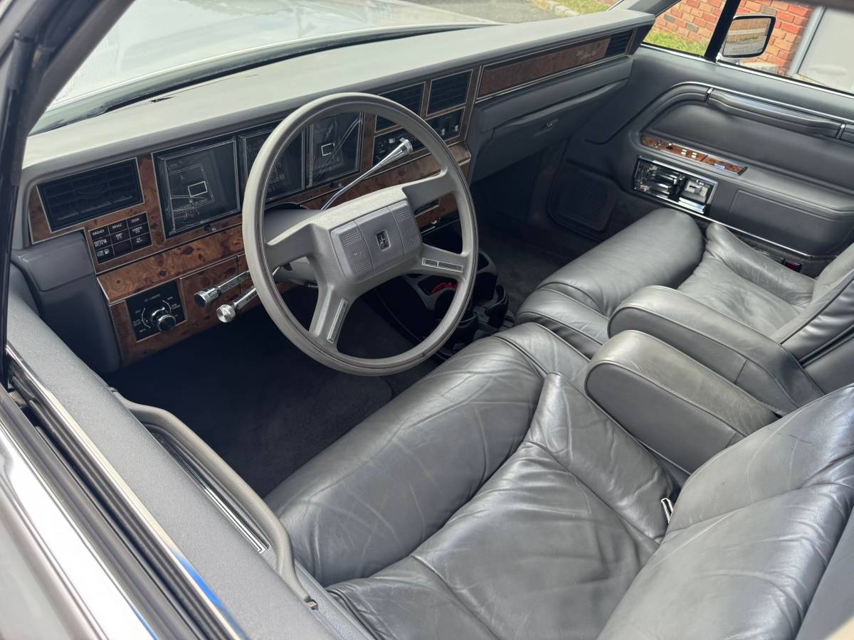 Lincoln-town-car-signature-1986-silver-14