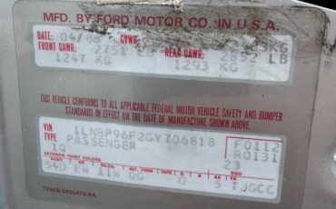 Lincoln-town-car-signature-1986-silver-16