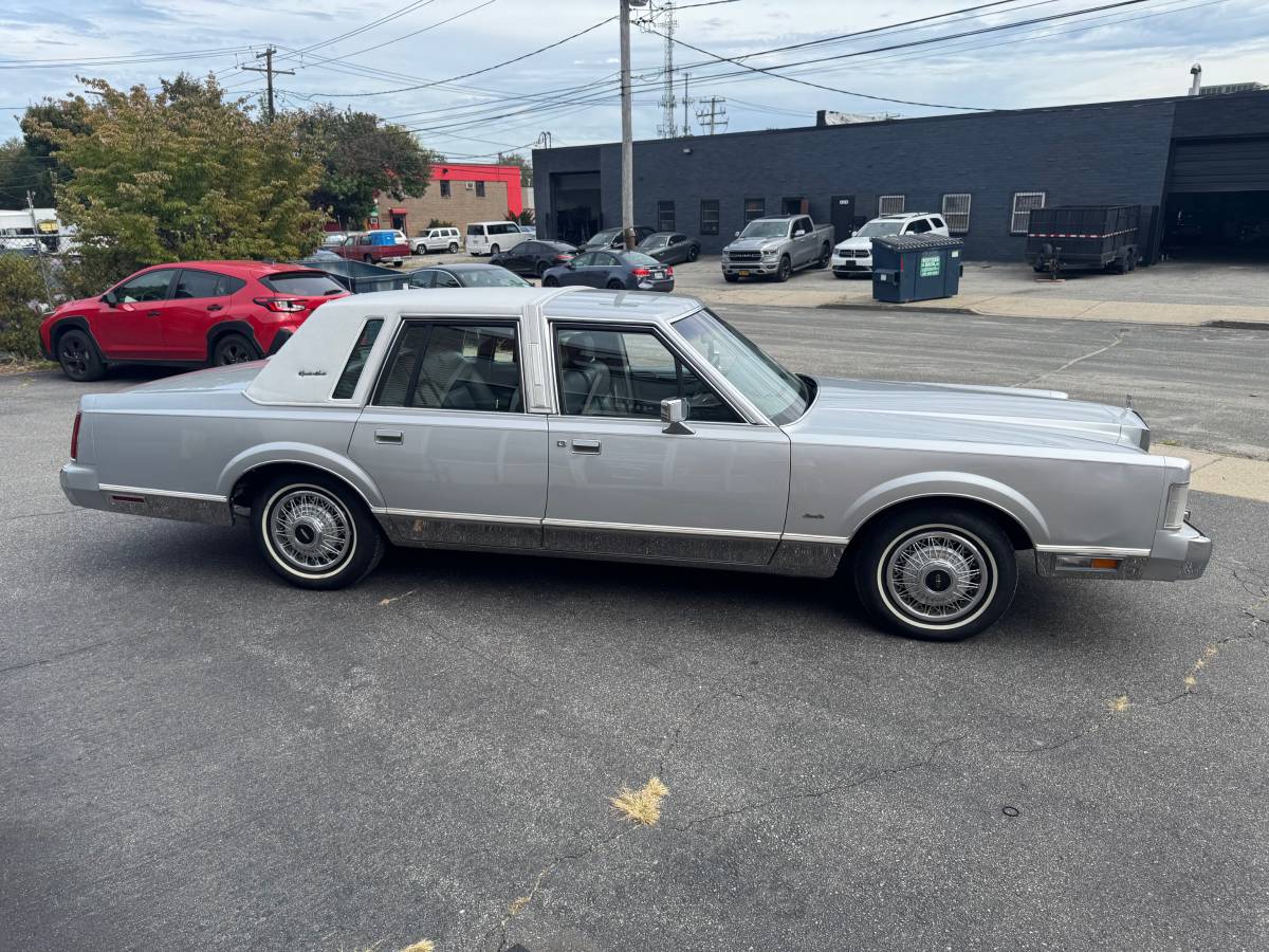 Lincoln-town-car-signature-1986-silver-17