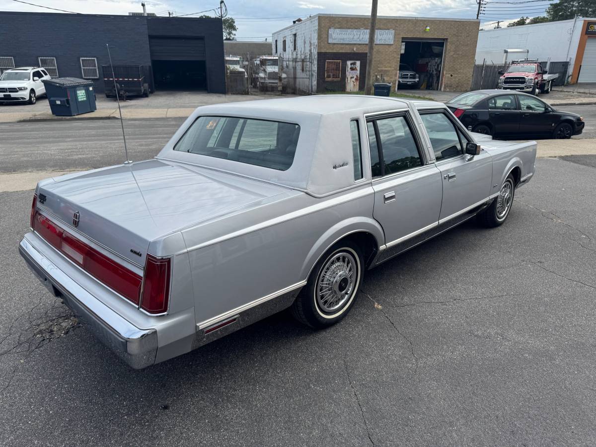 Lincoln-town-car-signature-1986-silver-3