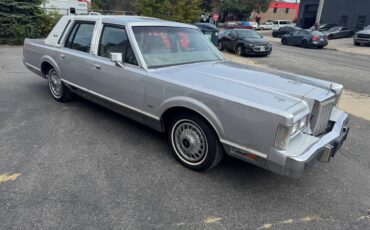 Lincoln-town-car-signature-1986-silver