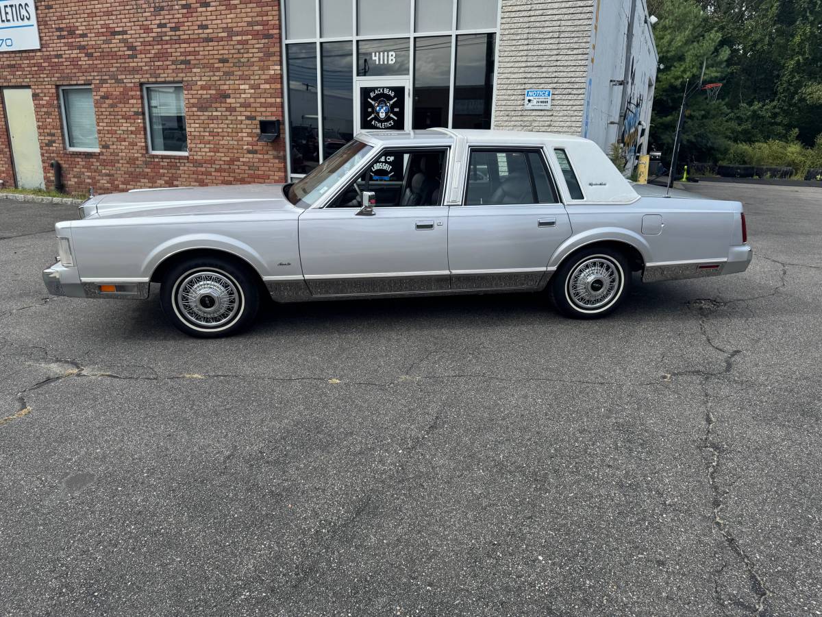 Lincoln-town-car-signature-1986-silver-4