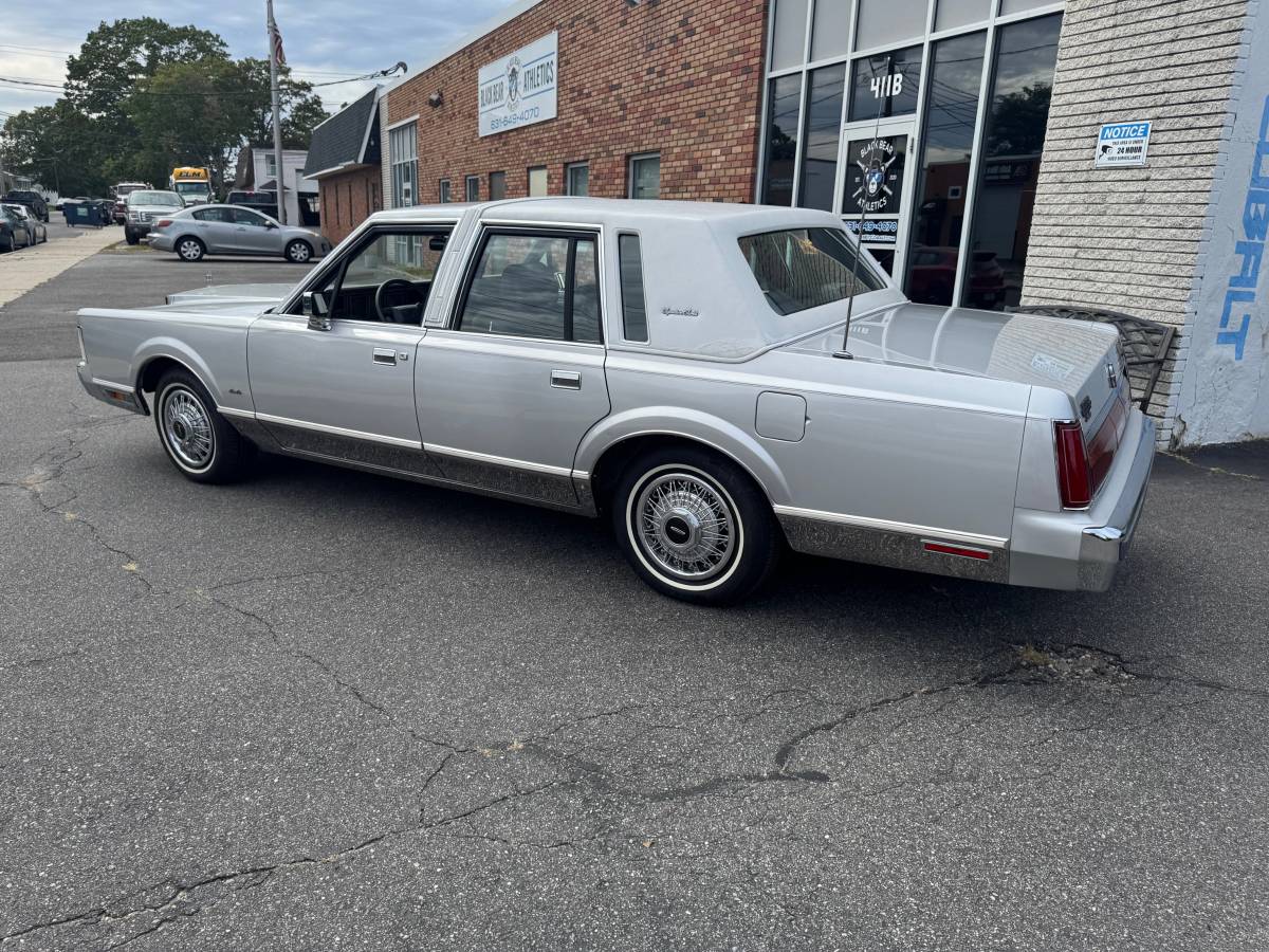 Lincoln-town-car-signature-1986-silver-5