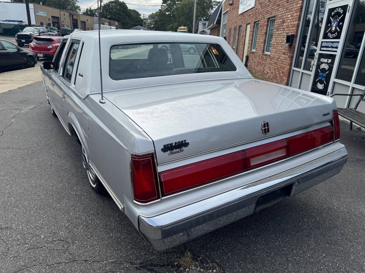Lincoln-town-car-signature-1986-silver-6