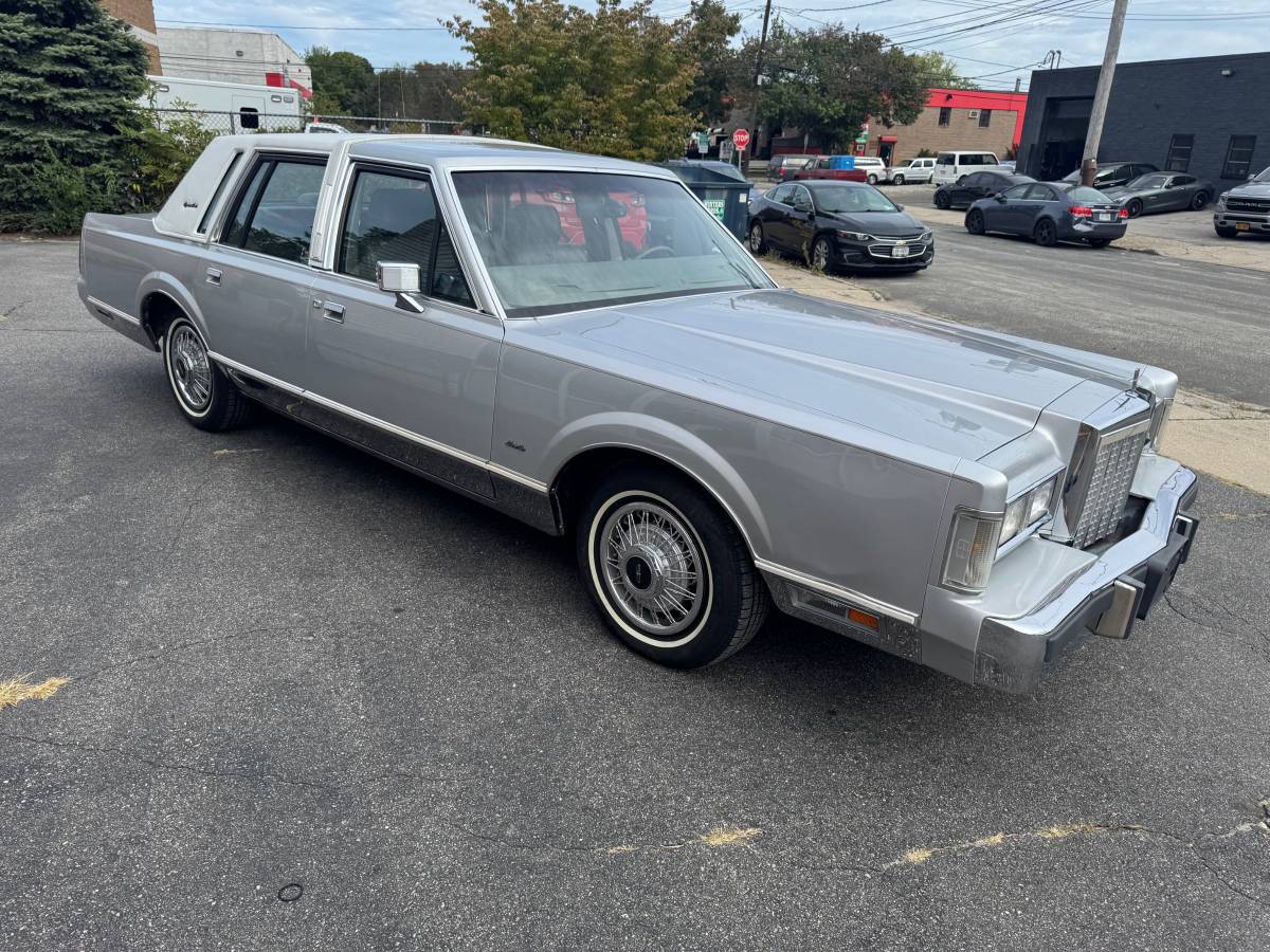 Lincoln-town-car-signature-1986-silver