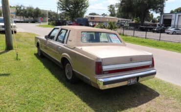 Lincoln-town-car-signature-1988