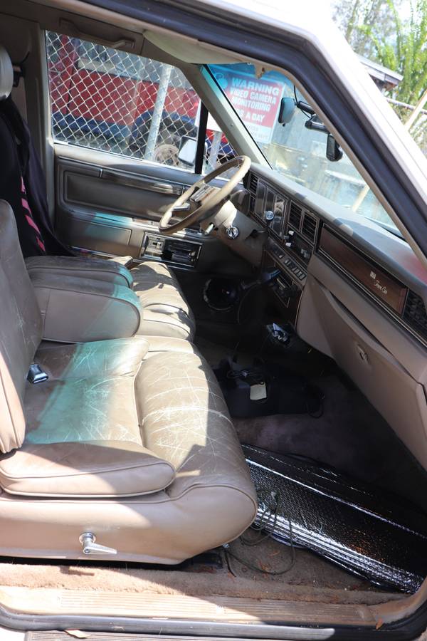 Lincoln-town-car-signature-1988-4