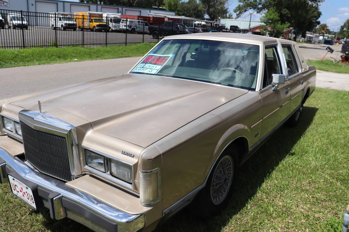 Lincoln-town-car-signature-1988-5