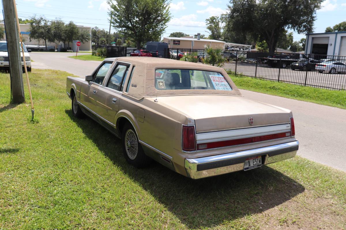 Lincoln-town-car-signature-1988