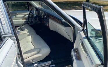 Lincoln-town-car-signature-1989-white-1