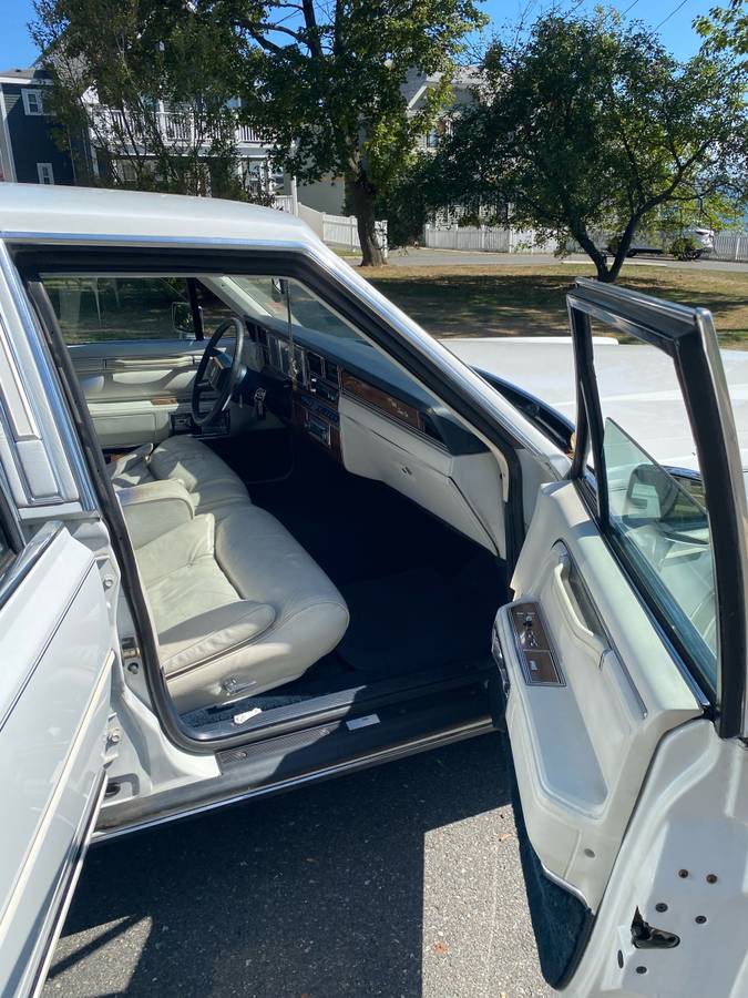Lincoln-town-car-signature-1989-white-1